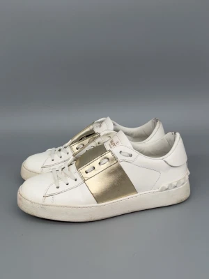 Valentino Open Skor | 37 - Valentino Open Skor i mycket fint skick! Storlek 37 men passar även aningen större. Nypris: 7000kr. Självklart äkta. Hör av er vid funderingar 🙌