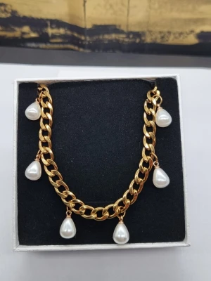 Stilfullt halsband med pärlor  - Material-rostfritt stål, bra kvalitet. Kedjetjocklek-7mm 