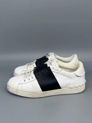 Valentino Open Skor | 42 - Valentino Open skor i bra skick. Storlek 41.5 men passar större. Nypris: 7000kr. Självklart äkta! Hör av er vid funderingar 🙌