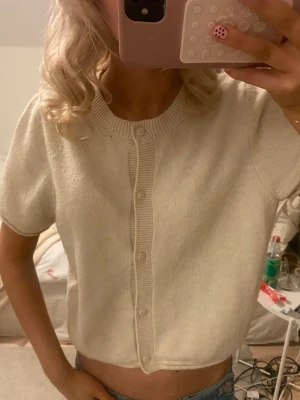 Kortärmad kofta  - Söt kortärmad beige kofta från hm, står strl L i tröjan men passar mig som brukar ha xs 💕