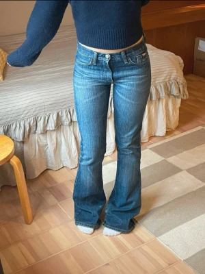 lågmidjade bootcut vintage jeans - jättesnygga lågmidjade jeans som inte kommer till användning! midjemått: 35cm innerbenslängd: 88cm skriv gärna vid frågor!! slitna längst ner. 
