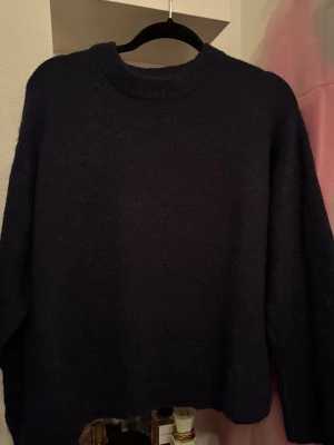 Stickad tröja - Stickad tröja från gina strl 170 passar som S/M. Marinblå. 