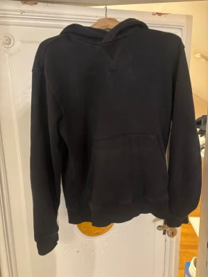 Adidas hoodie  - Svart Adidas hoodie säljs 