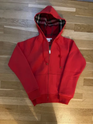 Burberry tröja - Helt ny med nylapp, modellen är 171cm. Fråga gärna!