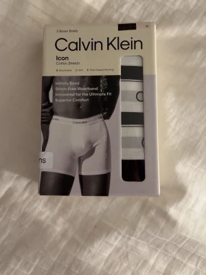 Kalsonger från Calvin Klein - Säljer ett par oanvända oöppnade kalsonger från Calvin Klein i storlek M, Det är tillverkad i mjuk bomull med stretch.