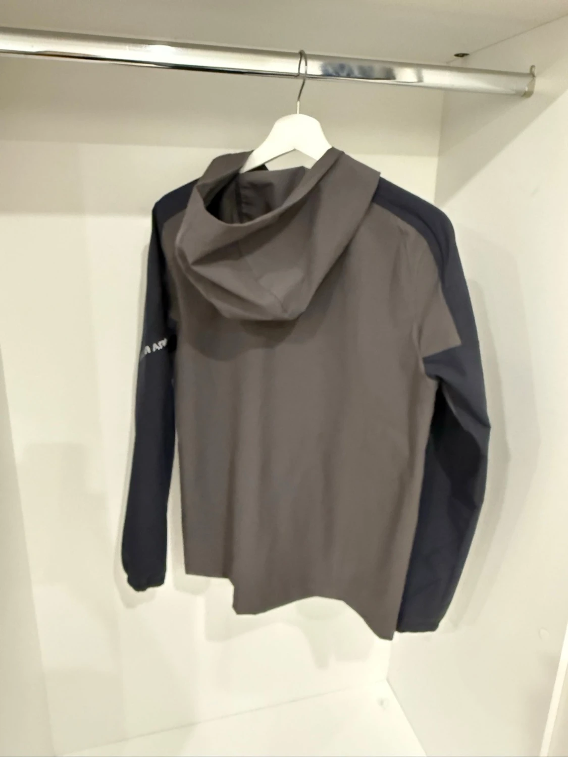 Under Armour grå och svart vindjacka - 2