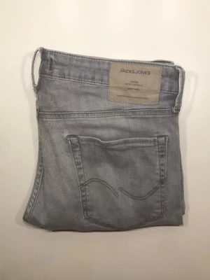 Jack & Jones jeans 👖  - Säljer ett par gråa jeans från Jack & Jones! Storlek: W32 L32 (Bild 3) Modell: Slim fit/Glenn (Bild 4) Nypris: 800kr, mitt pris: 199kr. Mycket fint skick, inga defekter, Super stretch (Bild 3) med ett skönt material. Sitter som alla andra Jack & Jones jeans på min profil, skriv vid funderingar och jag diskuterar gärna priset! 