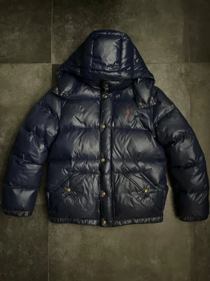 Ralph lauren pufferjacka - Ralph lauren pufferjacket i bra skick, finns dock en liten påverkningar på bild 3-4, annars bra skick, storlek L 14-16/ xs