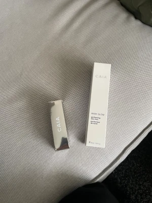 Caia BB-stick och Bare Glow - Hej! Säljer ett caia bb-stick i färgen 10C och caia Bare glow i färgen 05. Säljer då jag fick fel i julklapp, helt oanvända, endast bb-sticket öppnat. Köp båda för 600 nypris 700💕