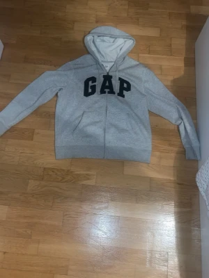 Gap ZipUp Hoodie - Säljer min Gap ZipUp Hoodie pågrund av att jag knappt använder den hänger mest på galgen i garderoben har använt den ett fåtal gånger o den är skadefri som nyskick! 🔥 Tveka inte på att ställa frågor! 