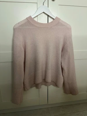 Rosa stickad tröja  - Jätte fin rosa stickad tröja från ginatricot i storlek 146/152 men känns som xss/xs! 