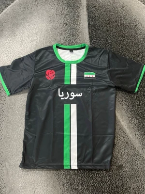 Syria Jersey - Helt ny Jätte fin och är storlek M men skulle säga att det passar personer med storlek S mer men det funkar också med storlek M men ba att Den är lite kort. Välj endast PostNord när du ska köpa tack!  Pris diskuteras vid snabb affär!!