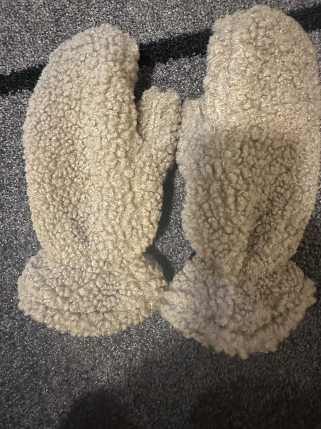 Beige fleecevantar helt nya