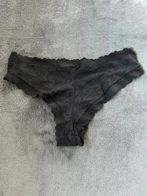 Svarta trosor från Lindex  - Ett par svarta trosor från Lindex. Jättefina blommiga detaljer. Nästan aldrig använda. S-M