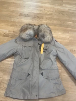 Parajumpers vinterjacka dam - Riktigt snygg parajumpersjacka dam modell. Nästan aldrig använd helt ny typ. Jackan är i storlek L fast dam storlek.