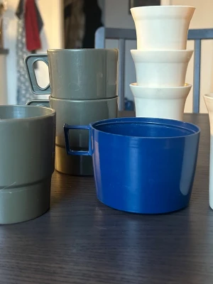Plastmuggar - En blandning av olika plastmuggar i olika färger.
