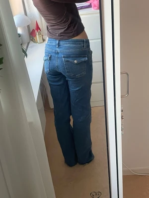 Mid/low waist jeans med knappar på fickorna från lager157. - Dom är Lägre midwaist. Slitage nertill. Jag är 171 för referens. Storlek: M full length 7 modellen 90s boot.
