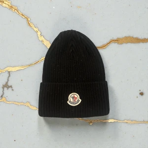 Svart Moncler Beanie - Svart Moncler Beanie i nytt skick