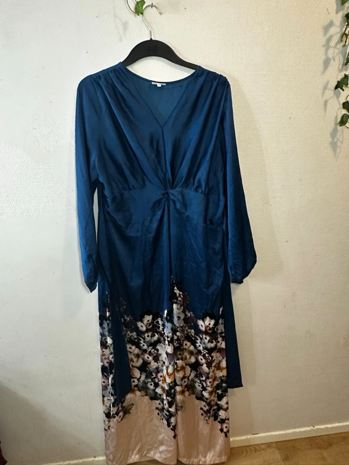 Blommig långklänning med v-ringning - 1