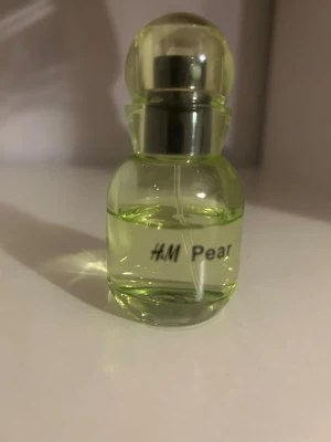 H&M Pear - Väldoftande parfym från H&M, doftar som piggelin! Ca 15 ml kvar. 