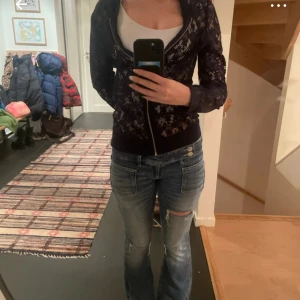 Mörkblå spetskofta från Vero Moda - Säljer en mörkblå spetskofta från Vero Moda i storlek M. Koftan har ett snyggt spetsmönster och är utrustad med dragkedja framtill. Långärmad och figurnära passform som ger en cool och feminin vibe. Perfekt att slänga över en topp för extra stil.