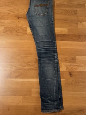 Nudie Jeans - Tja! säljer dessa nudie jeans stl 28:32, dem har ett blått tvättat jeans material.