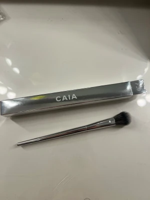 CAIA Precision Setting Brush F20 - Säljer en CAIA Precision Setting Brush F20 från julkalendern 2025! Borsten är endast öppnad och ej testad!