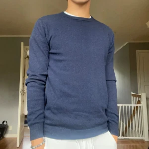 John Henric Kashmir tröja - Tja säljer nu min riktigt snygg John Henric tröja i 100% Kashmir. Storlek S. Mycket gott skick. Hör av er vid fler funderingar🤝