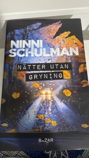 Nätter utan gryning - En spännande kriminalroman där mysterier, lögner och skuld står i centrum. Perfekt för dig som gillar nervkittlande berättelser och vill följa med på en resa genom mörka höstnätter och hemligheter. Tredje delen i den hyllade Siljanserien.