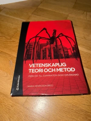 Vetenskaplig teori och metod: Från idé till examination inom omvårdnad - Upplaga 2. Denna bok ger dig en tydlig vägledning i vetenskaplig teori och metod, särskilt anpassad för dig som studerar omvårdnad. Perfekt för dig som vill förstå forskningsprocessen från idé till examination. Modern och inspirerande layout.