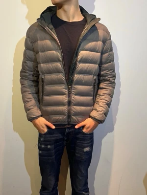 Colmar jacka - Ritkigt snygg Colmar jacka i bra storlek 48, vilket motsvarar ca S. Bra skick utom en liten patch på luvan, som syns på sista bilden. Modellen är 184.     Hör av dig vid funderingar