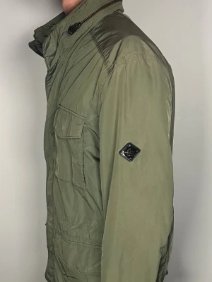 J.Lindeberg field jacket - Säljer en riktigt snygg och trendig J.Lindeberg field jacket i fint skick, storlek L, vid frågor är det bara att skriva //Gramenti