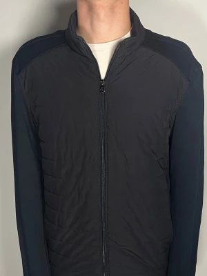 Cardigan - Säljer en riktigt snygg och trendig cardigan o fint skick, storlek L men sitter som M, vid frågor är det bara att skriva //Gramenti