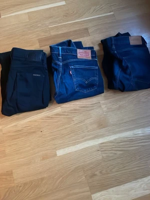 Nudie, Levis och lindbergh jeans  - Hej säljer nu tre par jeans som ja säljer 250kr/st. Nudie jeans: svarta jeans i mycket bra skick som är w 30 och L 36.  Lindbergh jeans: marinblå jeans i mycket bra skick, W  31 L 34 fast Längden är mer som 32. Levis jeans: dom är marinblå i ett mycket bra skick. På dom är L 32 och W 33. Pris kan diskuteras på alla tre vid en snabb affär😁. 