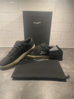 Svarta sneakers från Saint Laurent - Svarta sneakers från Saint Laurent. Levereras med originalkartong och dustbag. Riktigt snygga skor som har bra skick och en stilren look. Kontakta oss vid minsta fråga och priset kan diskuteras 