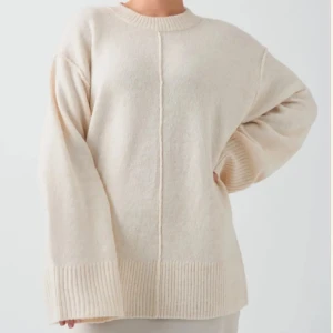 Stickad tröja från Gina Tricot - Säljer denna stickade tröja från Gina Tricot eftersom den inte har kommit till användning på länge. Superfint skick färgen är krämvit. Använt skick💕