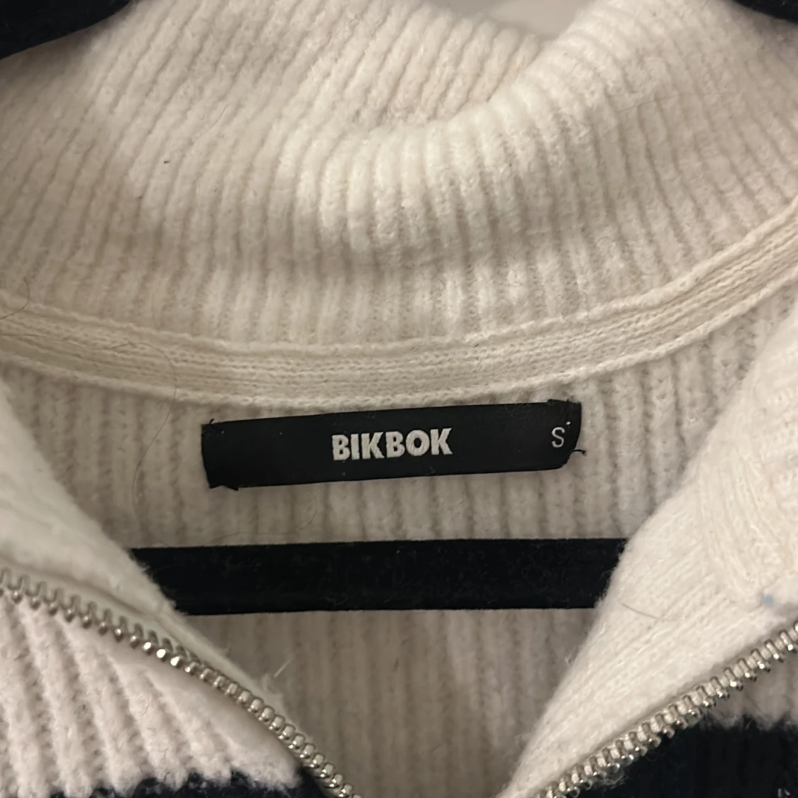 Vit och svart randig stickad tröja Bikbok - 2