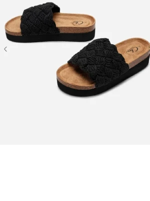 Svarta sandaler med flätad ovandel - Snygga svarta sandaler från Skopunkten med bred flätad ovandel i stickat material Använda ett par gånger.väldigt fint skick Köpta för 399🥰