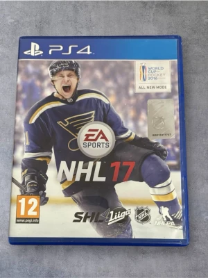 NHL 17 PS4 - NHL 17 till PlayStation 4, komplett med fodral och skiva i fint skick. Upplev spännande ishockeymatcher, nya spellägen som World Cup of Hockey 2016 och Draft Champions. Perfekt för hockeyfans och samlare av sportspel.
