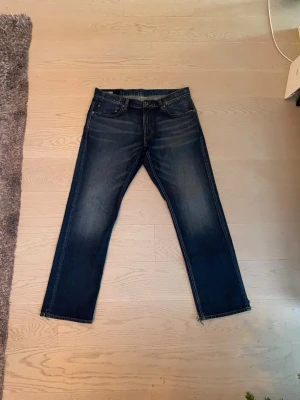 G star jeans - Ett par mörkblå g star jeans med snygga fades, jeansen är modellen MOSA straight, använda 2 gånger, har klippt up dem där nere för att få snyggare form, dem är i storlek 35/32. Pris går Självklart att diskutera.😁