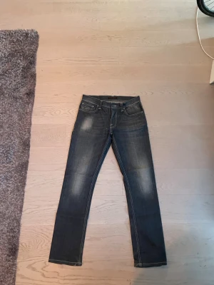 Nudie- grim Tim  - Ett par snygga nudie jeans i modellen grim Tim, den har en väldigt unik färg och snygga fades, jeansen är i storlek 34/32 men skulle säga att den passar mer som 30/32, pris går alltid att diskutera😁