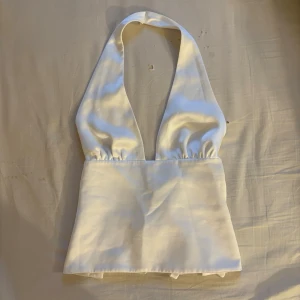 Vit halterneck topp från Zara - Vit halterneck topp som knyts vid ryggen frön Zara! Endast använd på min födelsedag 🫶 perfekt till fest eller nyår!