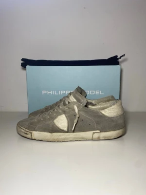 Philippe Model sneakers - Skick 7/10, Sliten slula och lite slitna på visa ställen. | Storlek 42 | Box och Dustbag ingår| Gåva ingår vid köp!