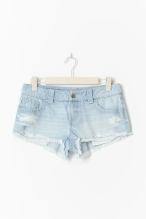 blå jeans shorts - Snygga ljusblå jeansshorts, perfekt inför våren och sommaren. Använd fåtal gånger och är i jätte bra skick. Har slitna detaljer lite här o där. 