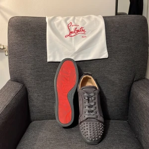  Christian Louboutin sneakers - Säljer gråa Louis med spikar i jättefint skick skriv om ni har frågor.