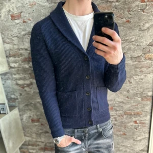 Hackett Kashmir Cardigan - Nytt skick(dammig spegel bara😅) tags och extra knappar medföljer. Den är testad. Storlek XS sitter typ S,  passar dig som är mellan 168-178cm ungefär. Nypris 4000kr. Modellen är 185 cm, 79 kg. Självklart äkta - Kolla bara recensionerna! Passar bra nu till vintern. Skriv för mer information!🤝