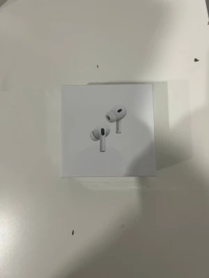 AirPods Pro - Säljer ett par AirPods Pro (för växla ej med Apple). originalförpackning Trådlösa hörlurar med aktiv brusreducering.Plus gratis öron plopar samt gratis laddare.