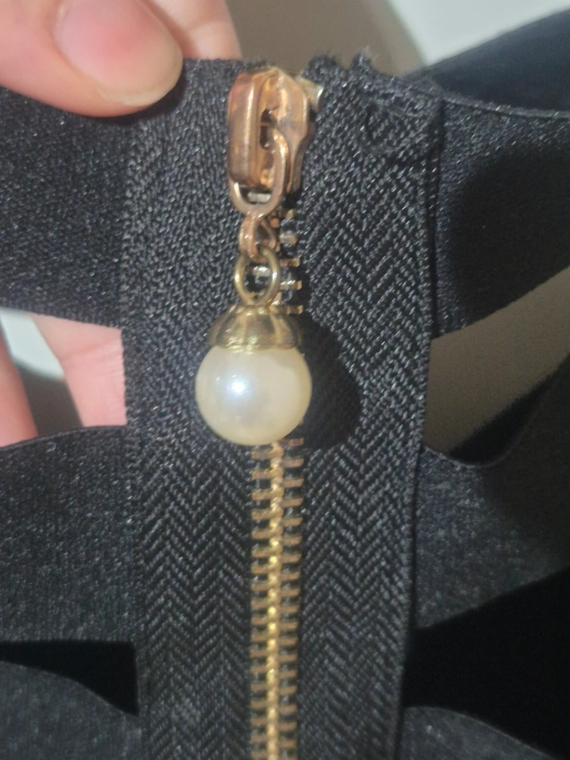 Svart kjol med hängslen och dragkedja - 6