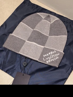 Zara mössa  - Trendig mössa med ren stil och varm nu inför kallare tider, pris ej hugget i sten så kom med förslag! 