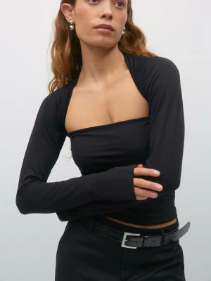 Svart långärmad bolerotopp - Säljer en svart bolerotopp med lång ärm och axelbandslös bandeau-design. Toppen är croppad och har en stilren, minimalistisk look som passar perfekt till vida byxor eller kjol. Materialet känns mjukt och stretchigt, vilket gör den bekväm att bära.